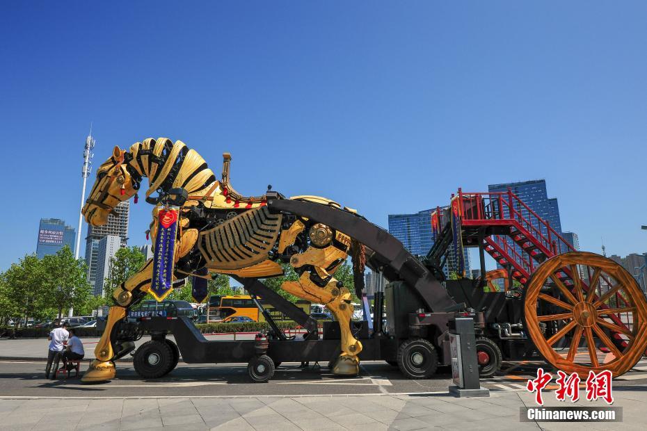 高さ9メートルの「巨大な馬」現る！ 遼寧省大連市