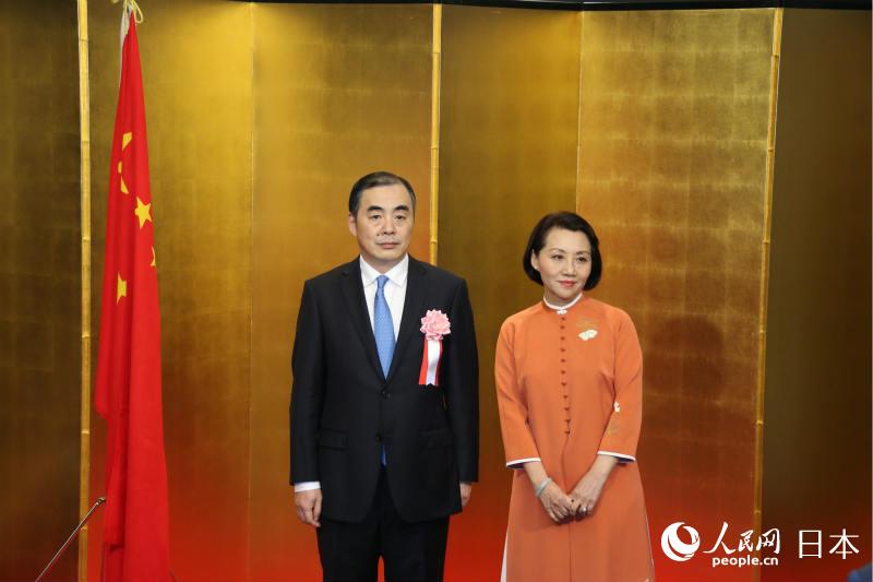 在日本中国大使館の孔鉉佑大使と王秀君夫人。
