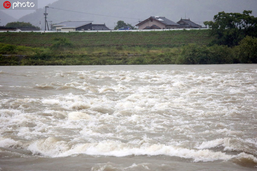 大雨で激しい流れとなっている熊本の河川（7月3日撮影・写真著作権は東方ICが所有のため転載禁止）。 