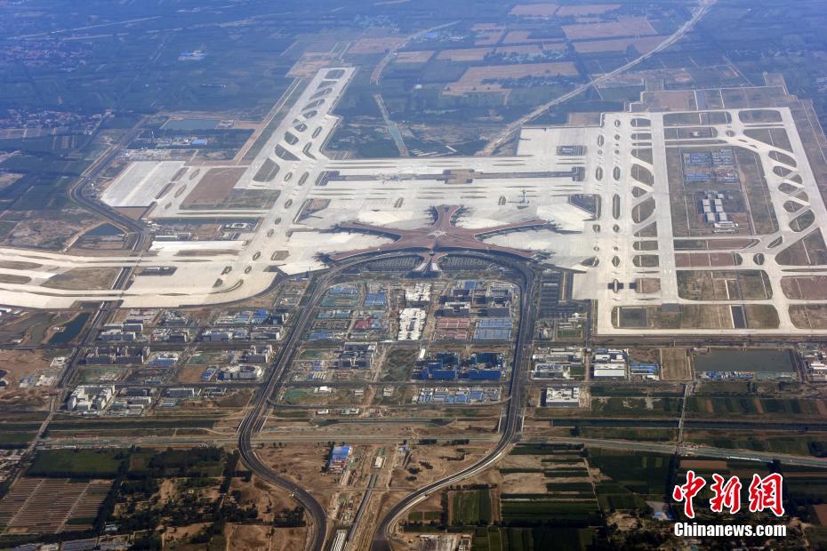 上空から見た雄大で壮観な北京大興国際空港