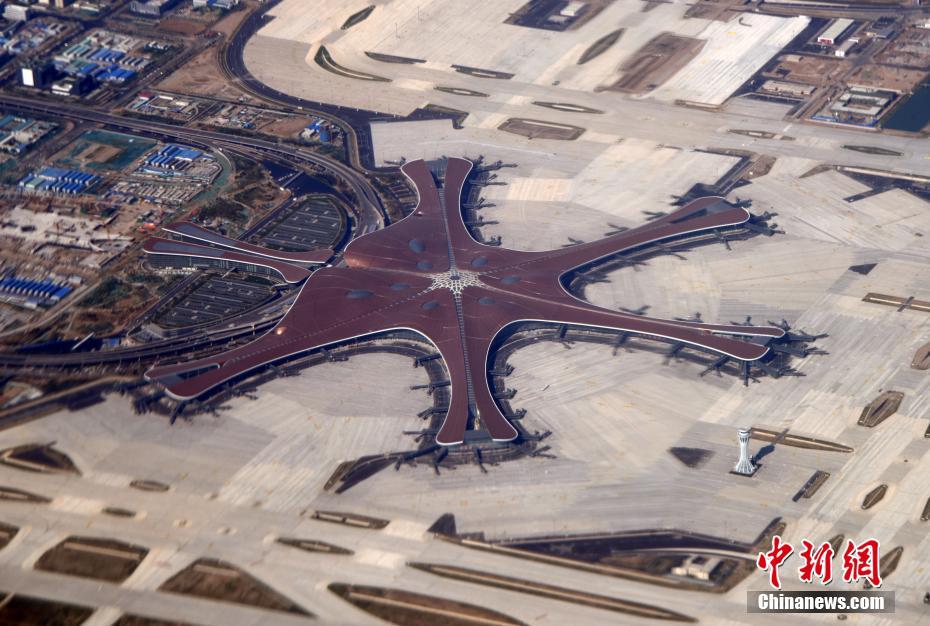 上空から見た雄大で壮観な北京大興国際空港（撮影・孫自法）。  