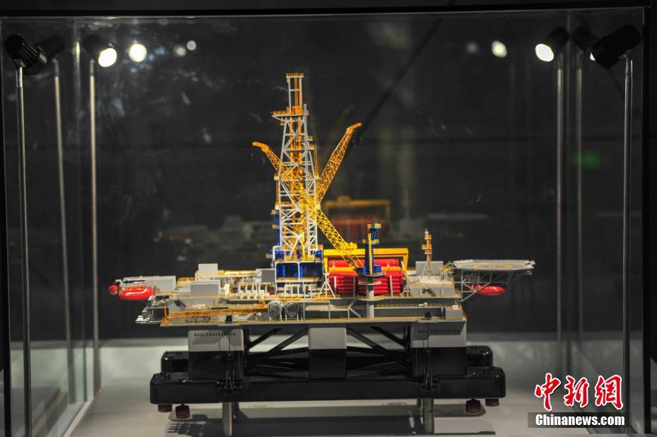 半潜水式石油プラットホーム模型が夏季ダボス会場に登場