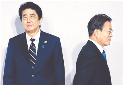 写真はG20サミットで握手後に別れる安倍晋三首相と文在寅大統領（韓国紙「中央日報」より）