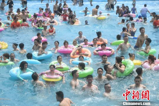 「水中綱引き」で納涼する重慶の市民たち