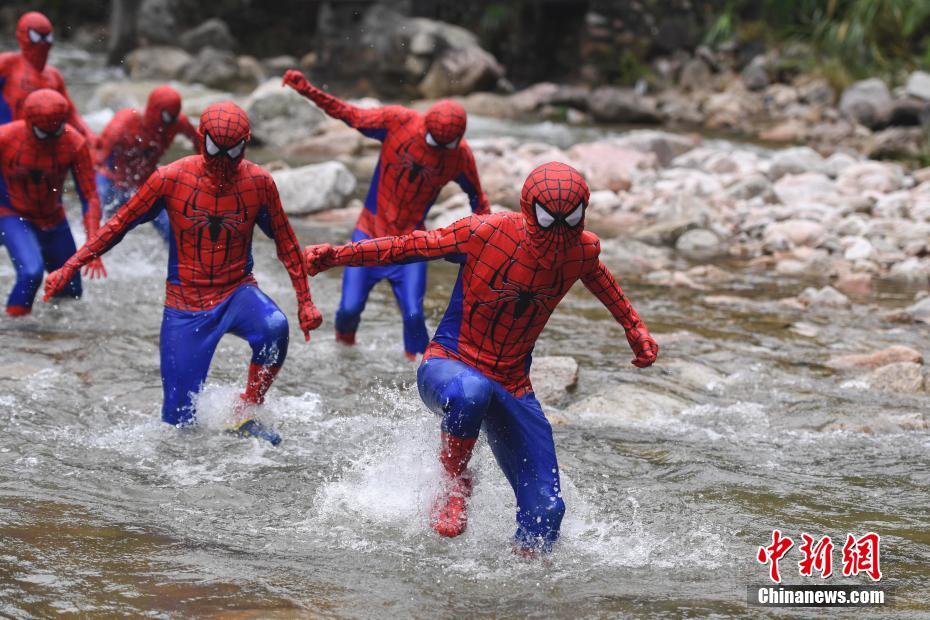 コスプレイヤー走る！夏のコスプレリバートレッキング大会　湖南九竜江