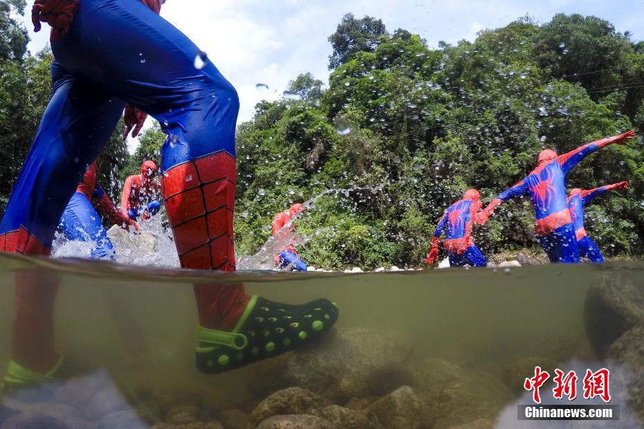 コスプレイヤー走る！夏のコスプレリバートレッキング大会　湖南九竜江