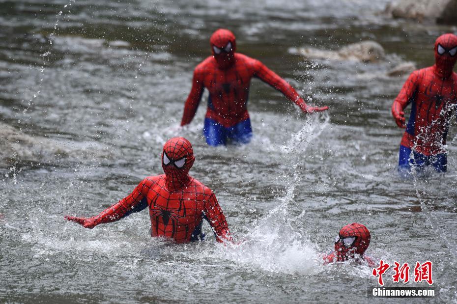 コスプレイヤー走る！夏のコスプレリバートレッキング大会　湖南九竜江