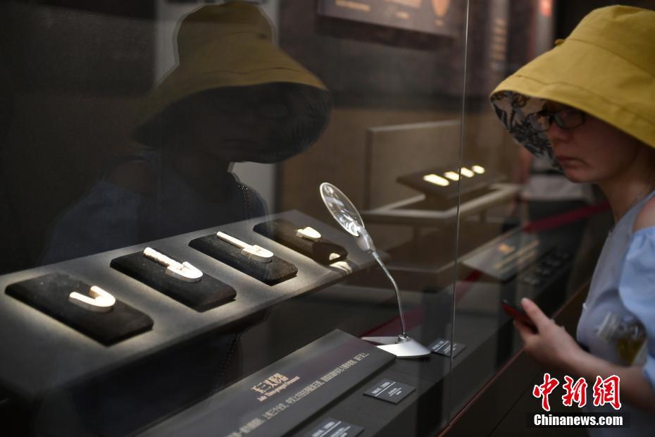 浙江省余杭区にある良渚博物院で良渚文化の出土品を見学する来館者（撮影・張茵）。