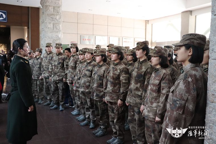 中国陸軍初の船艇女性士官学生が卒業