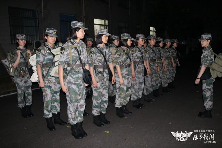 中国陸軍初の船艇女性士官学生が卒業