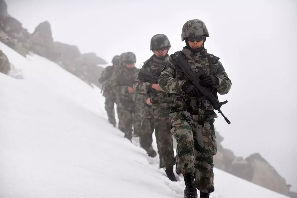 海抜4500メートル以上の雪山の山頂を年間通してパトロールする兵士たち（撮影・王乾）。