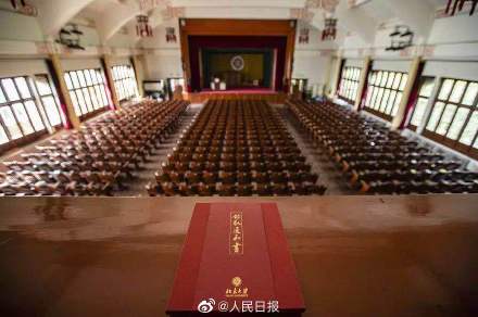 北京大学がユニークな入学通知書を送付　「大学堂」扁額をデザイン