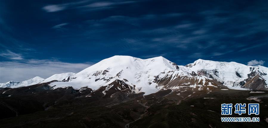 「黄河流域の山の王」神々しい雪に覆われた山と青空のコラボ