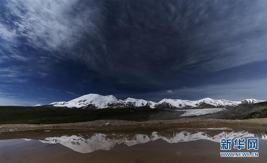 「黄河流域の山の王」神々しい雪に覆われた山と青空のコラボ