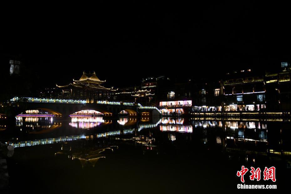 美しいライトアップを堪能　湖南省鳳凰古城の夜景