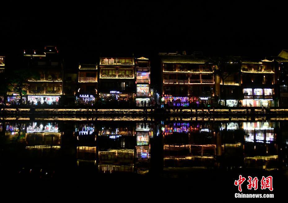 美しいライトアップを堪能　湖南省鳳凰古城の夜景