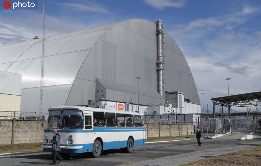 現地時間2019年7月10日、ウクライナ・プリピャチのチェルノブイリ原発4号炉を覆う金属製のシェルター（写真著作権は東方ICが所有のため転載禁止）。 