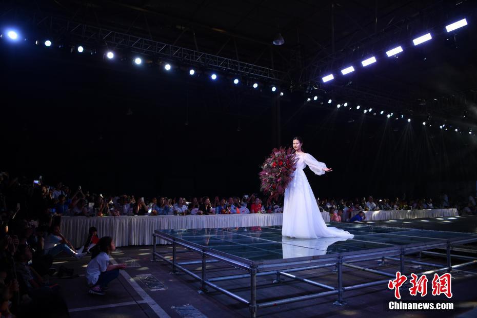 フローリストたちによる「花のファッションショー」　雲南省昆明
