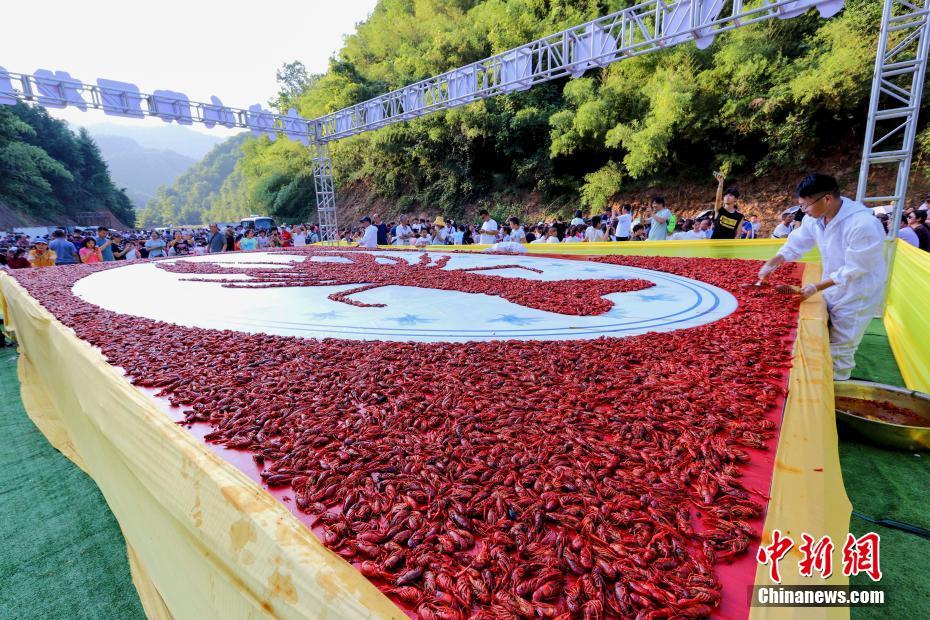 ザリガニ1トンで描く超特大ザリ！　河南省でザリガニの宴