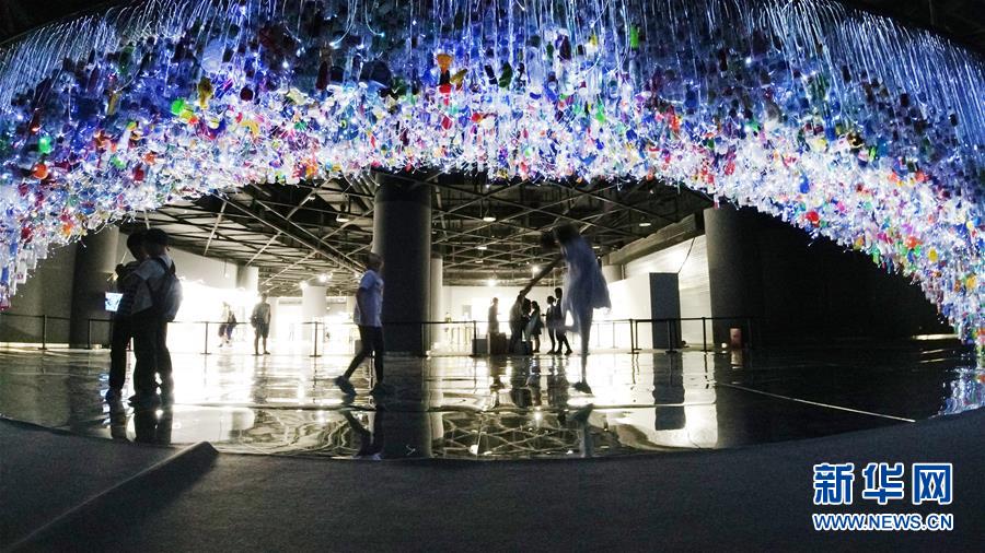 プラスチックごみがアートに、環境保護意識向上を訴える 上海