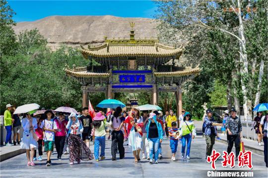 7月に入り、今年の観光シーズンに突入したシルクロードの世界的にも有名な観光地・甘粛省敦煌（撮影・王斌銀）。