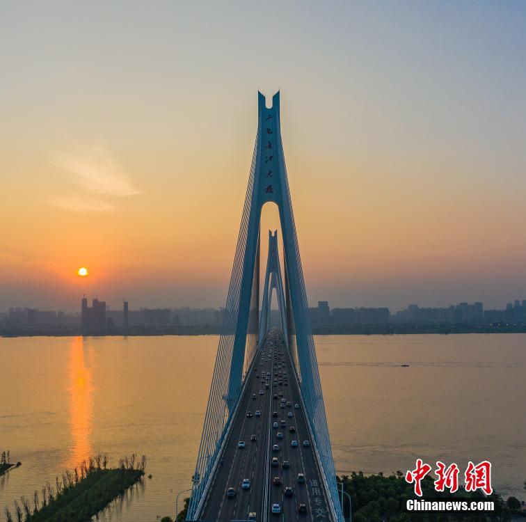 夕日に浮かぶ武漢二七長江大橋の壮大な美しさ