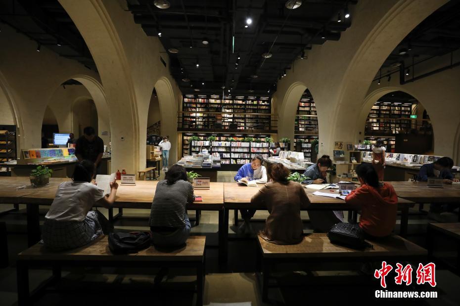 青海省西寧市の幾何書店内で本を読む来店客（7月15日夜に撮影・趙雋）。