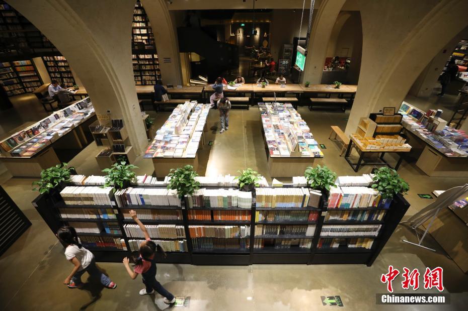 「チベット高原最大の独立系書店」青海省の幾何書店