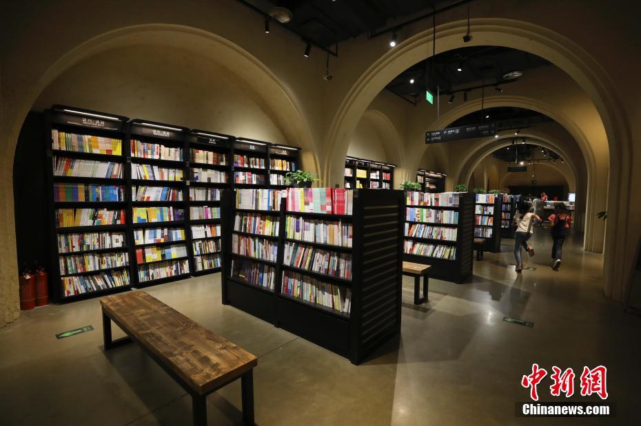 「チベット高原最大の独立系書店」青海省の幾何書店