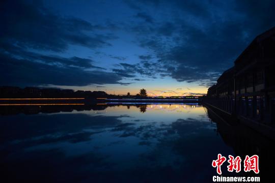 7月中旬、甘粛省嘉峪関市の討頼河の水面に映し出された夕焼け（撮影・韋徳占）。