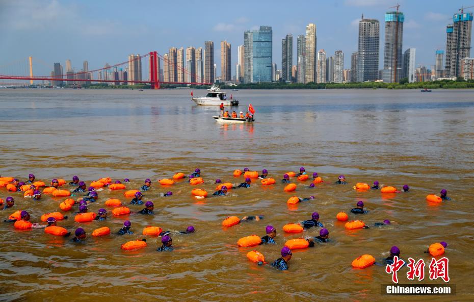 2500人以上が長江を泳ぎきる！武漢渡江イベント 湖北省