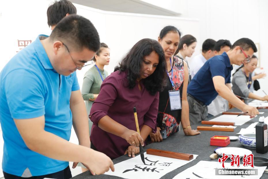 中国美術館で書道の魅力を体験する外国人たち