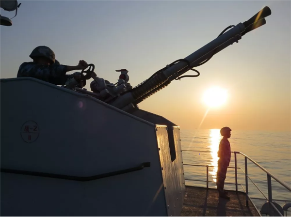 「南沙の生命線」戦闘27年、海軍補給艦が栄誉ある退役