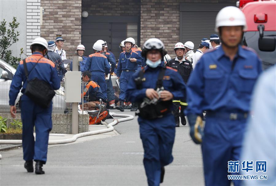 日本「京アニ」放火事件の犠牲者を悼み多くの市民が献花