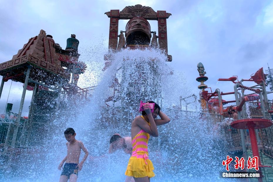 福建省福州市の貴安ウォーターパークで水遊びをして暑気払いをする人々（撮影・王東明）。