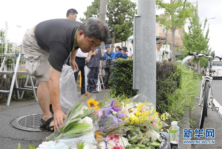 「京アニ」放火殺人事件の犠牲者を悼む人々