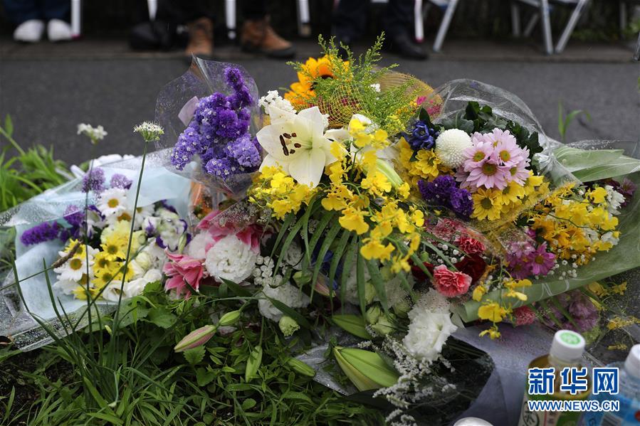 京都アニメーション火災の犠牲者に市民が捧げた花束（撮影・杜瀟逸）。