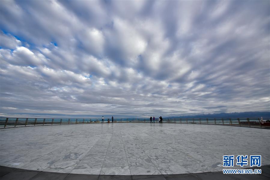 観光シーズンを迎えた青海省のチャカ塩湖（撮影・張竜）。 