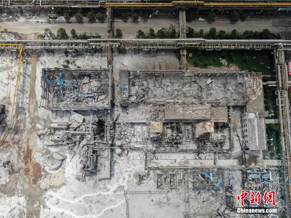 上空から撮影した爆発後の義馬化学工場の様子（7月20日撮影・王中挙）。