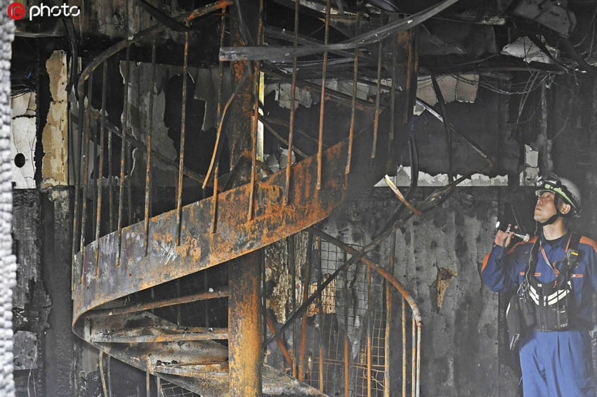 放火された京アニ第1スタジオ。壁一面が黒焦げになり、火災で変形してしまったらせん階段（写真著作権は東方ICが所有のため転載禁止）。