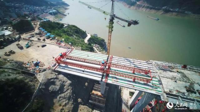 世界最大スパン鋼トラス推力型アーチ橋が全線つながる　湖北省
