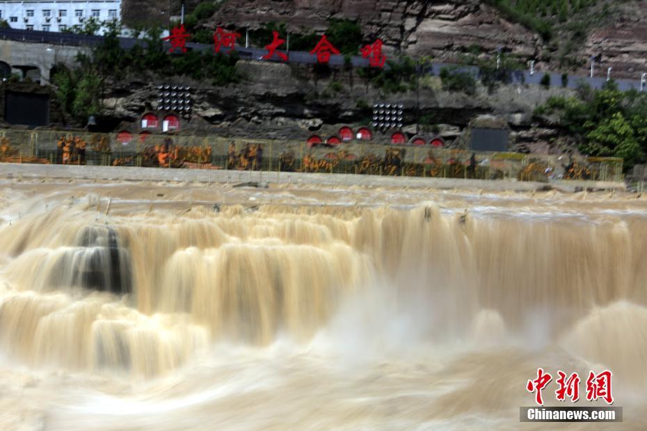 山西省臨汾市吉県で撮影された黄河壺口瀑布の壮大で美しい景色（7月21日撮影・王輝耀）。
