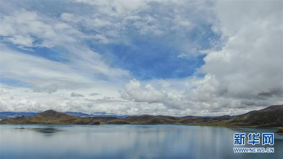 目の覚めるような青い湖水が美しい夏のヤムドク湖　西蔵