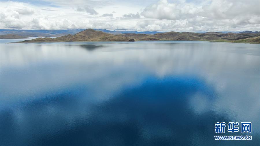 目の覚めるような青い湖水が美しい夏のヤムドク湖　西蔵