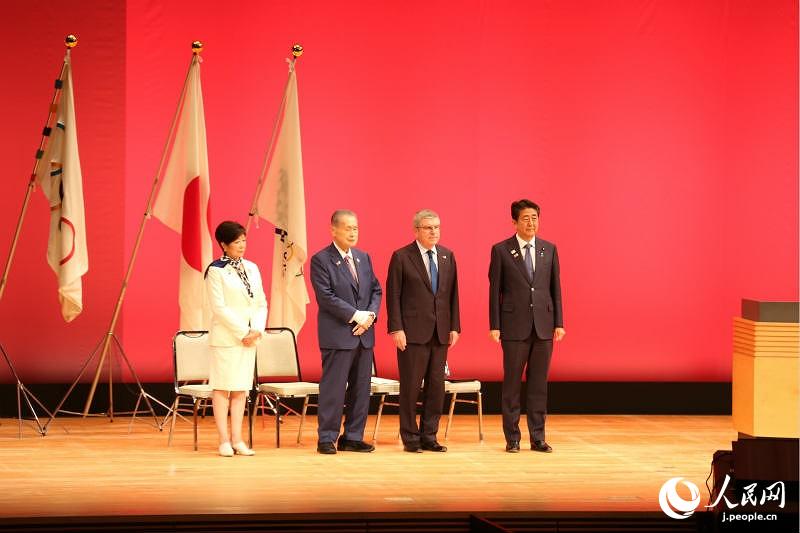小池百合子東京都知事、東京2020組織委員会の森喜朗会長、トーマス・バッハIOC会長、安倍晋三首相（左から右）。