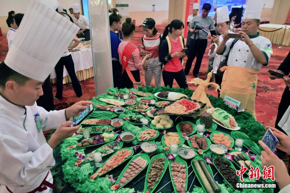 料理人100人以上が雲南料理の腕競う　昆明