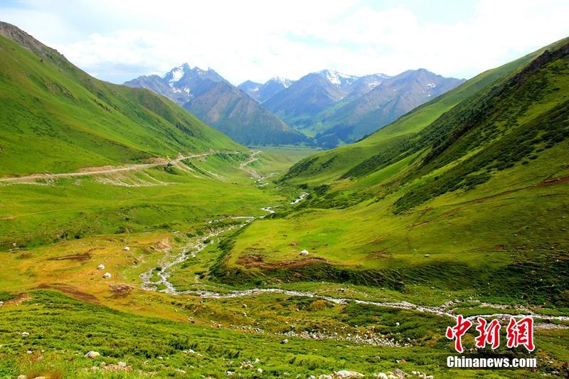新疆天山の道「独庫公路」を車で走破！草原と湖水、赤土の丹霞地形