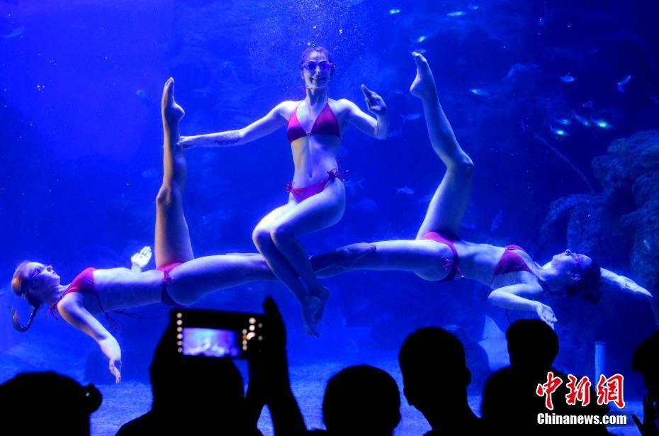 涼しげで美しい水中バレエを披露するロシア美女たち（撮影・劉可耕）。