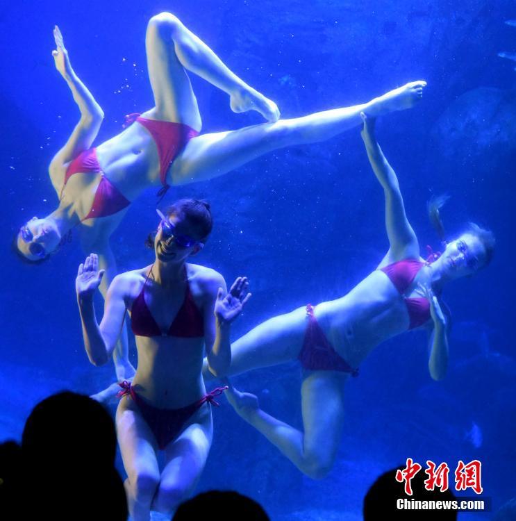 涼しげで美しい！ロシア美女による「水中バレエ」　福建省福州