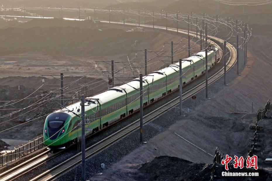 7月28日、蘭新鉄道の紅柳河特大橋を通過する復興号車両「緑巨人」（撮影・蔡増楽）。